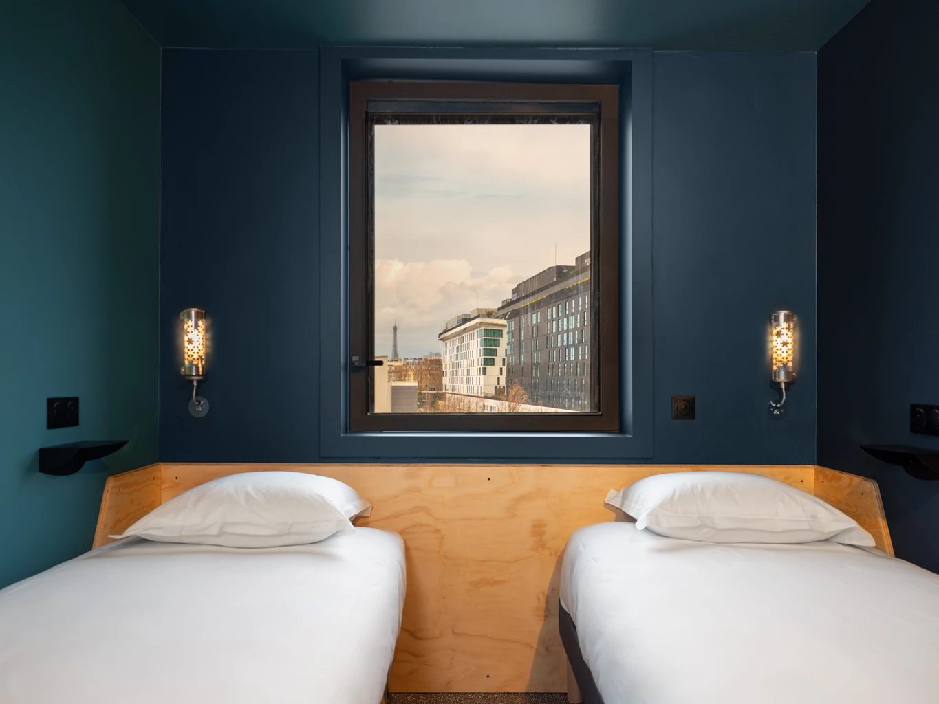 A twin room at Eklo with a view of the Eiffel Tower
