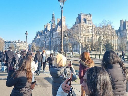 A school group walking by the Hôtel de Ville in Paris