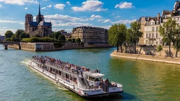 A boat on the Seine